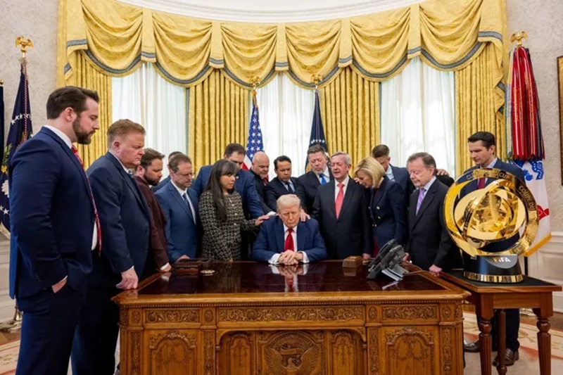 Christian Leaders Pray For Trump In White House Meeting