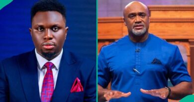 Gospel Singer Burns Cheque After Church Ministration