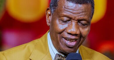 Pastor Adeboye Encourages Students, Lecturers to Excel